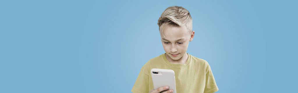 Niño con adicción a las redes sociales a través del teléfono móvil, Tablet, ordenador e internet.